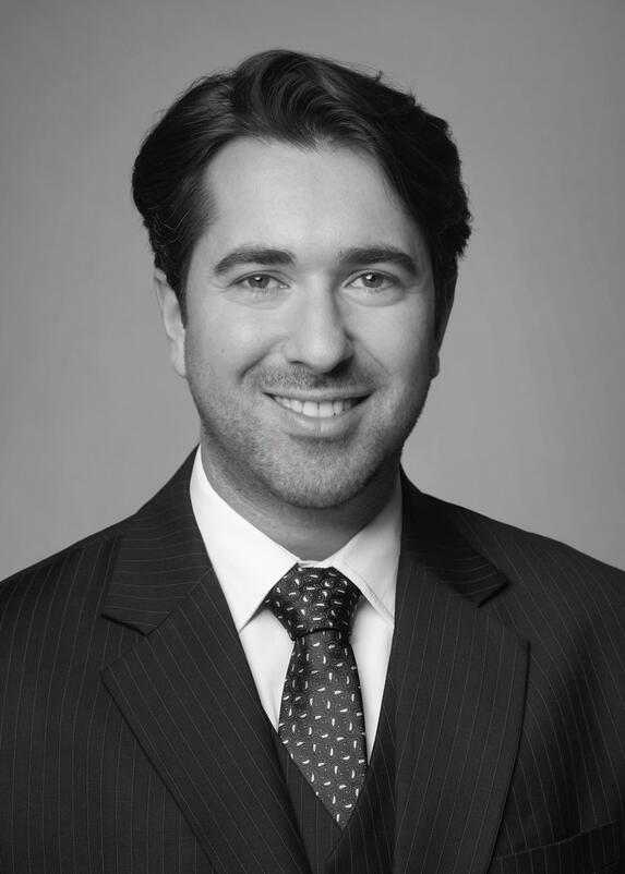 Portrait in schwarz / weiß von Rechtsanwalt Ozan Yildirim