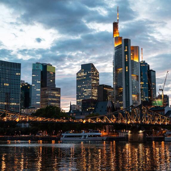 Skyline von Frankfurt bei Sonnenuntergang