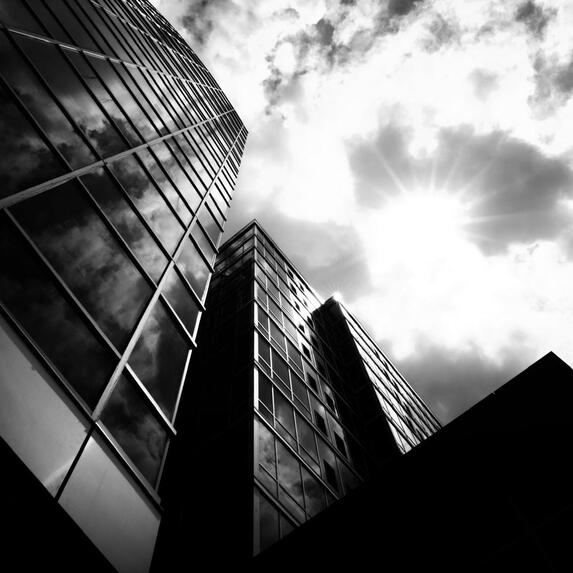 Low-Angle-Aufnahme von Geschäftsgebäuden mit einem bewölkten Himmel im Hintergrund