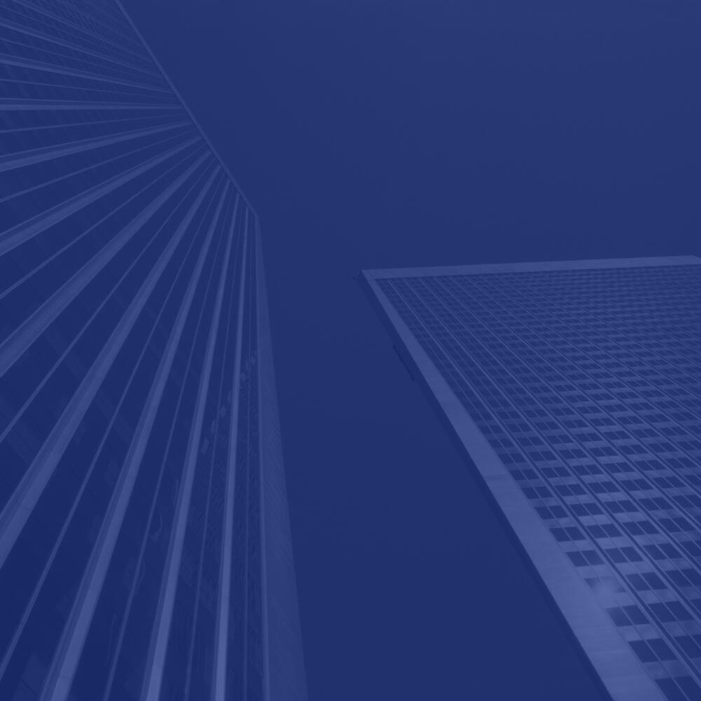 Bild von zwei Hochhäusern, blau eingefärbt