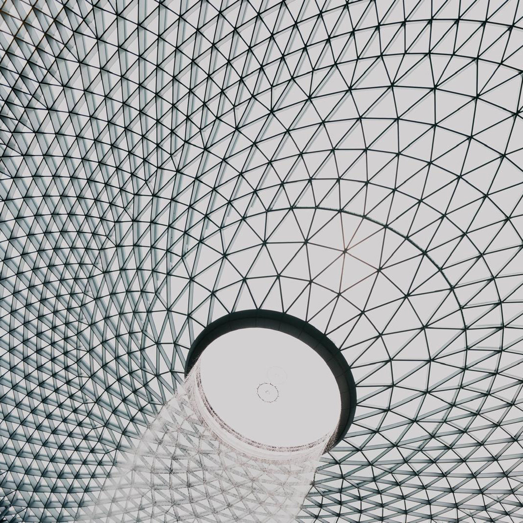 Moderne Struktur in einem Gebäude mit Fenstern