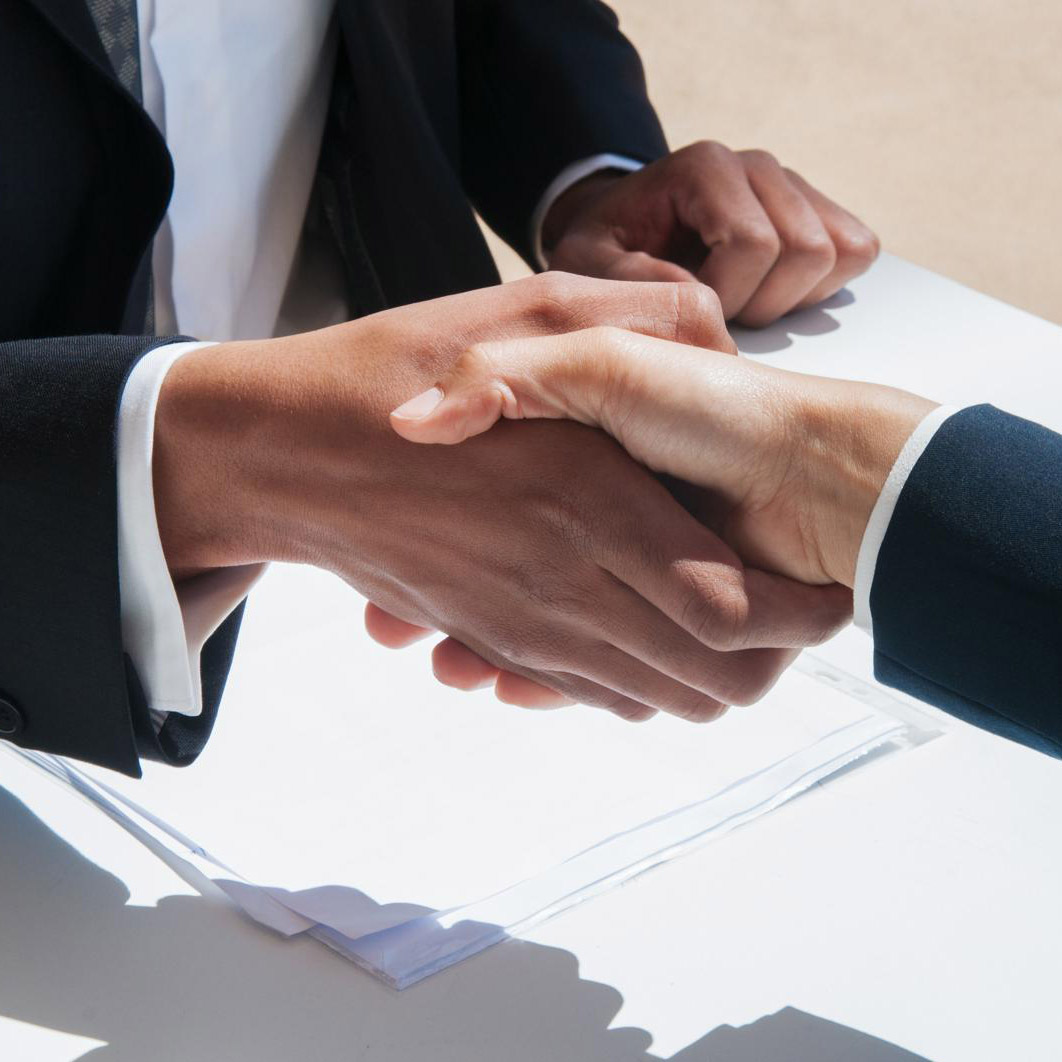 Nahaufnahme von den Geschäftsleuten, die Hände rütteln